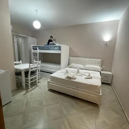 Zini ゲストハウス Vlorë