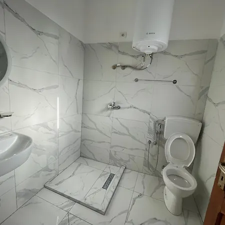 Zini ゲストハウス Vlorë